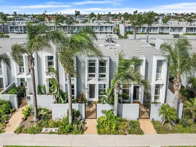 a view of a yard in front of house