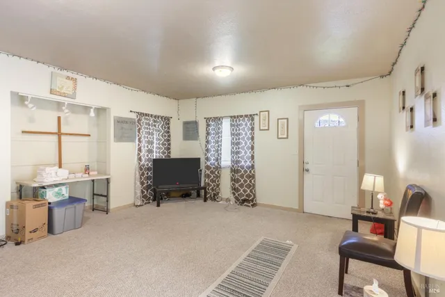 a view of livingroom with furniture