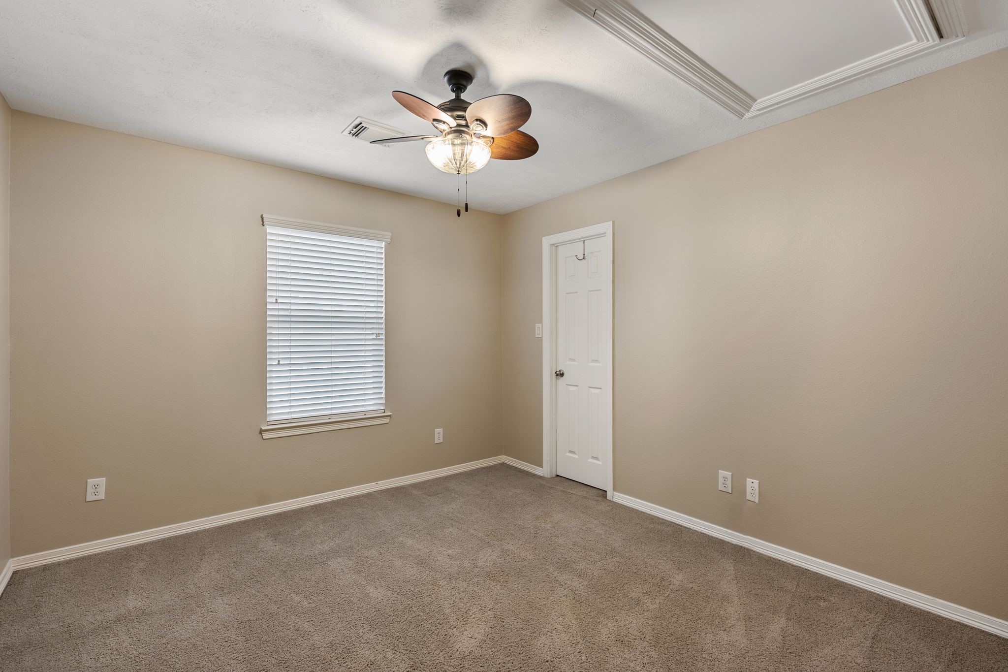4223 Rose Street Houston, TX 77007 - Photo 29 of 40 Secondary Bedroom with walk in closet