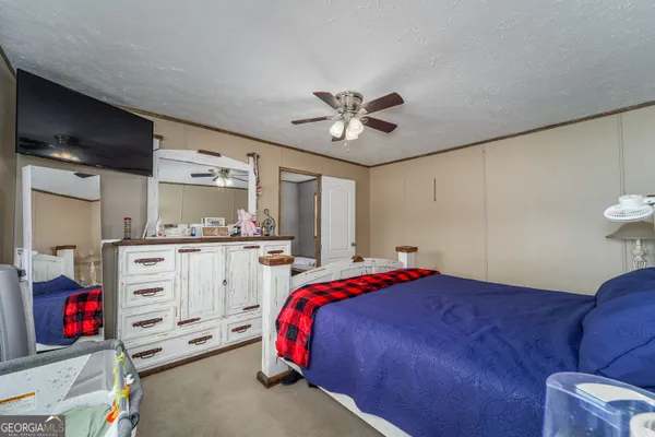 a bed room with a bed and a closet