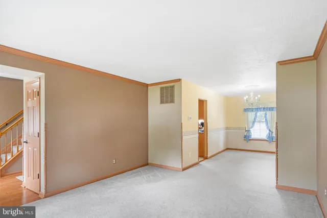 a view of a big room with closet and windows