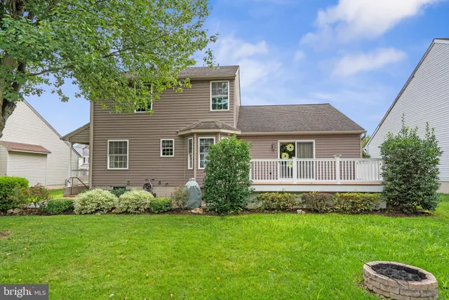 a view of front of a house with a yard