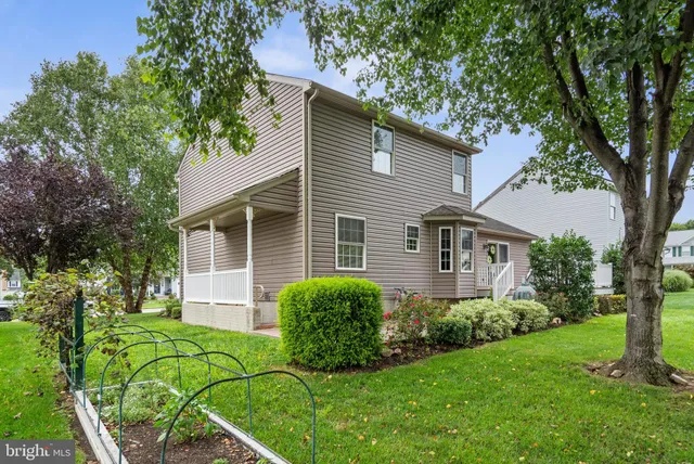 a view of a house with backyard