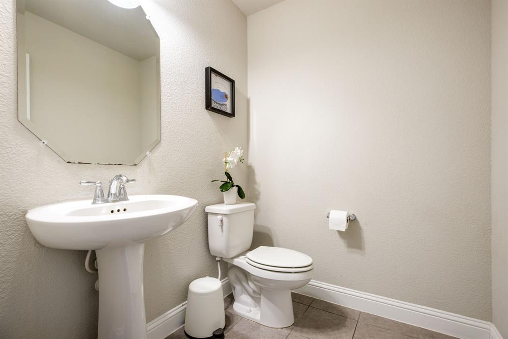 620 Ansley Way Allen, TX 75013 - Photo 17 of 31 a bathroom with a toilet sink and mirror