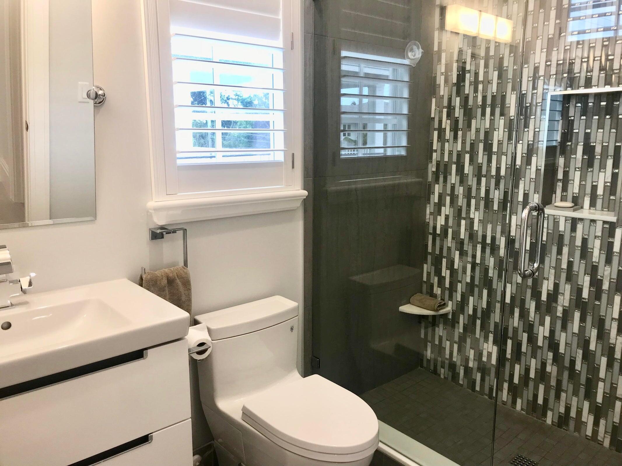 951 Northeast 2nd Terrace Boca Raton, FL 33432 - Photo 22 of 27 guest bathroom