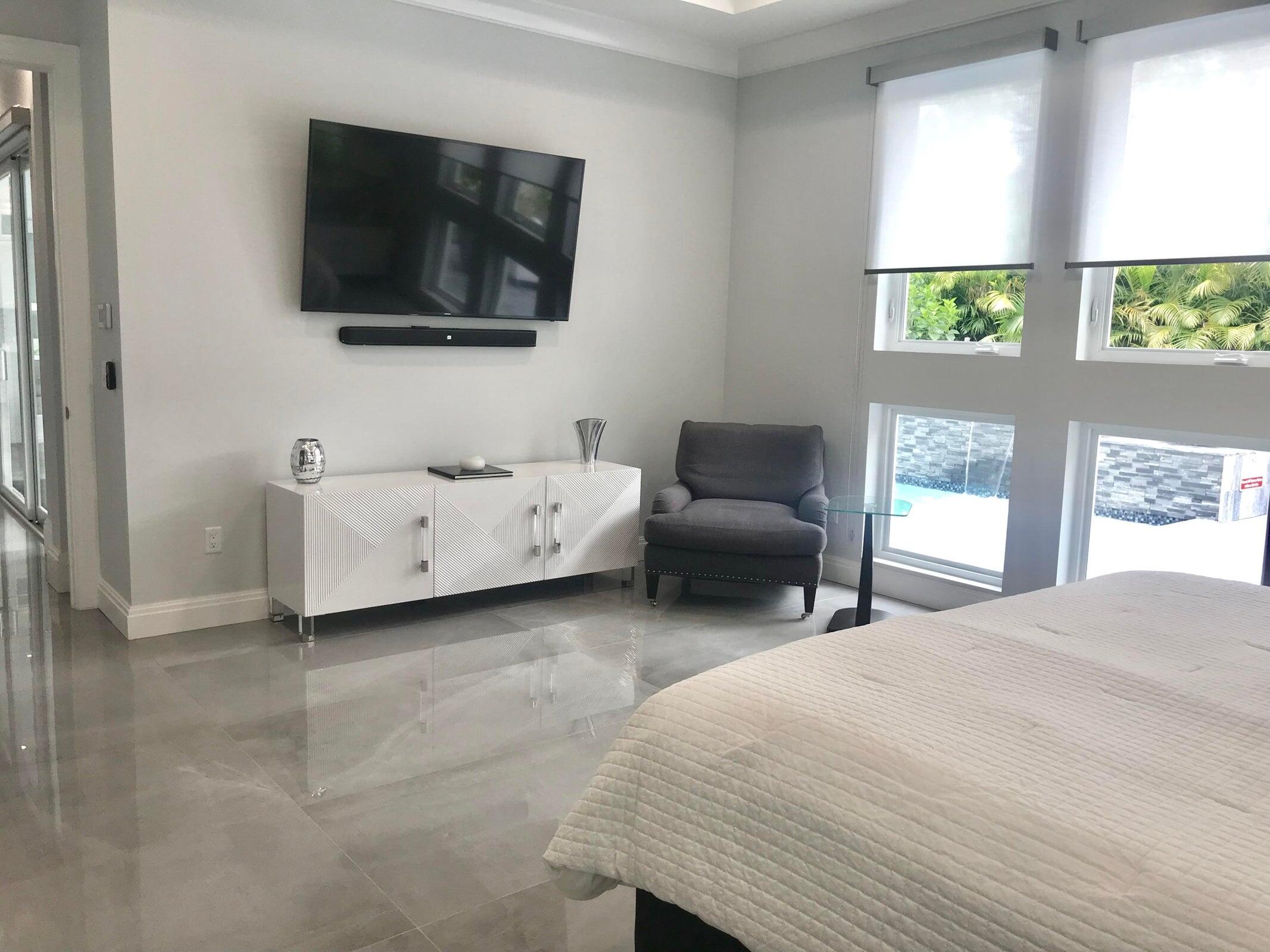 951 Northeast 2nd Terrace Boca Raton, FL 33432 - Photo 10 of 27 primary suite