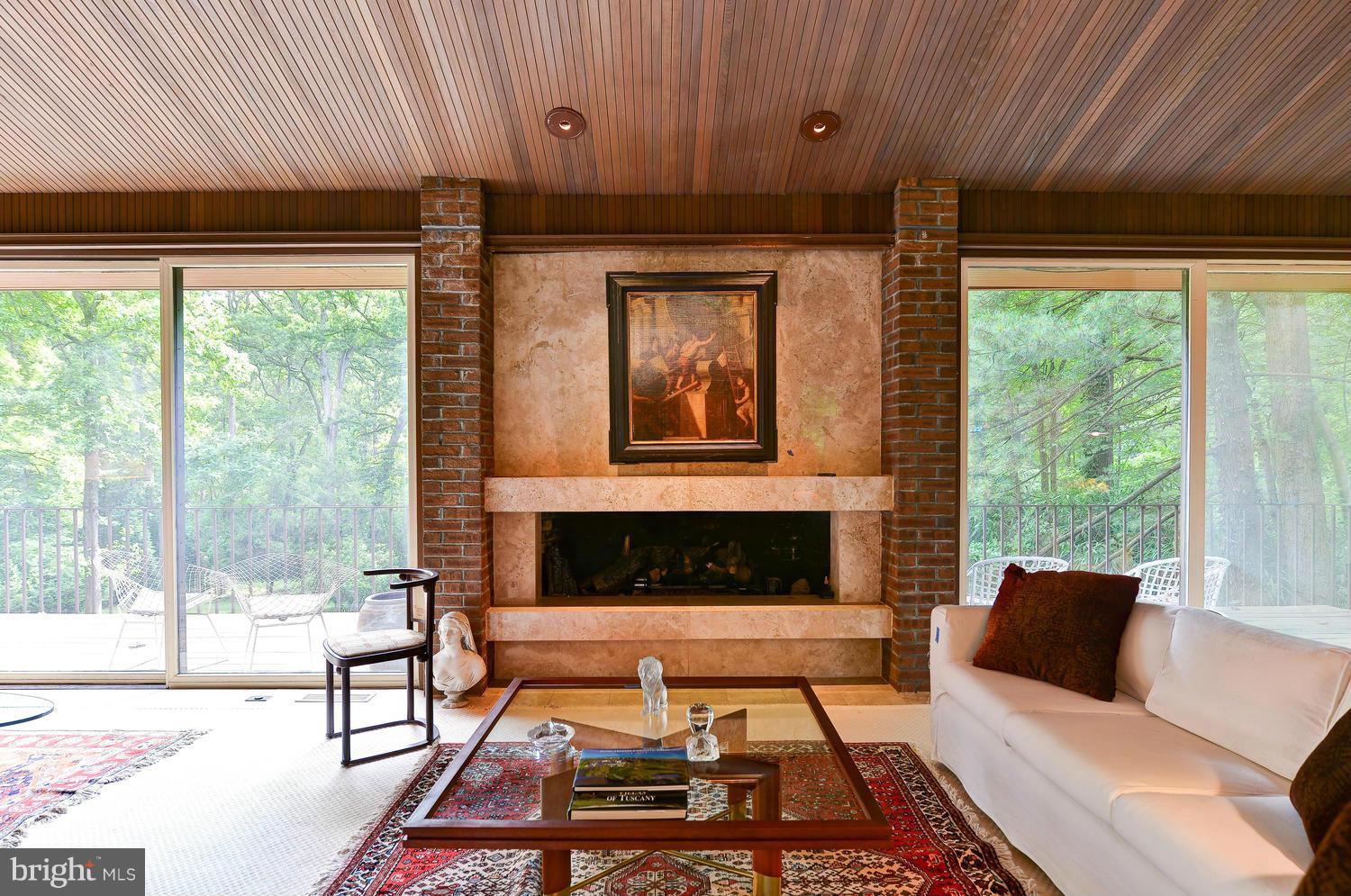 7512 Fort Hunt Road Alexandria, VA 22307 - Photo 5 of 16 Living Room
