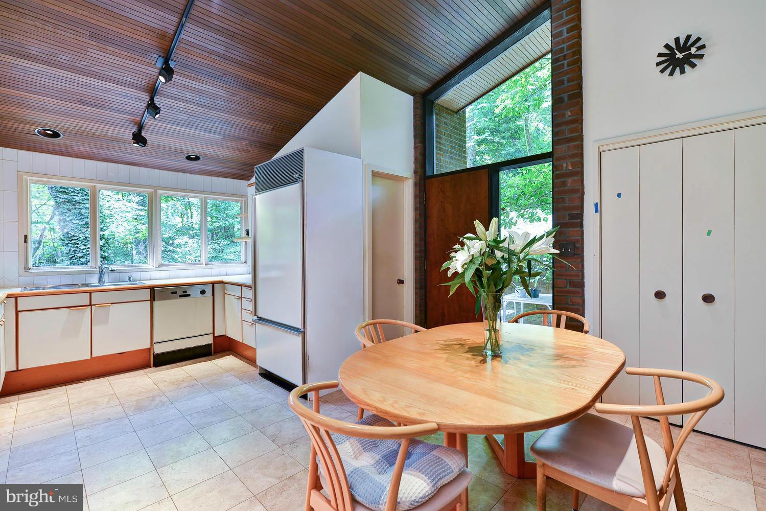 7512 Fort Hunt Road Alexandria, VA 22307 - Photo 8 of 16 Kitchen