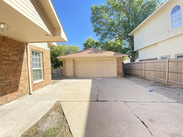 $2,495 | 4150 Briar Hill Drive, Grand Prairie, TX 75052