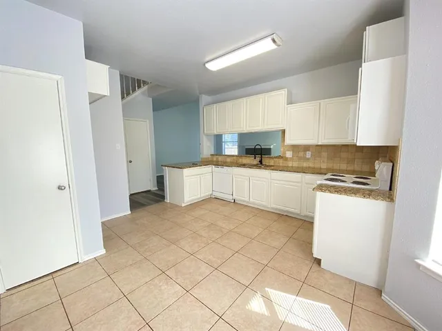 $2,495 | 4150 Briar Hill Drive, Grand Prairie, TX 75052