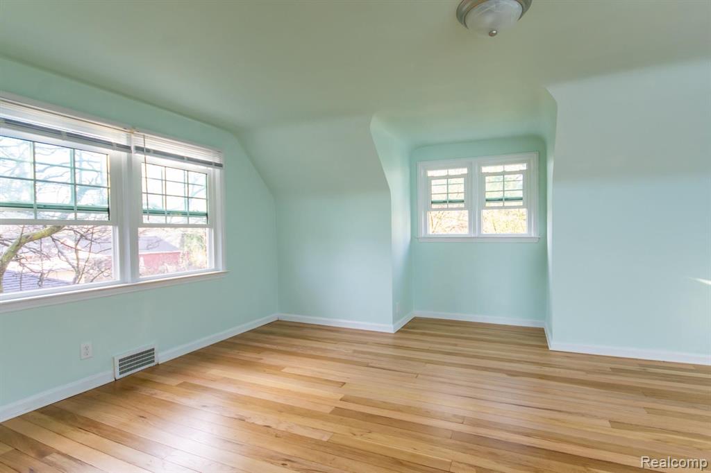 1197 Hawthorne Road Grosse Pointe Woods, MI 48236 - Photo 12 of 21