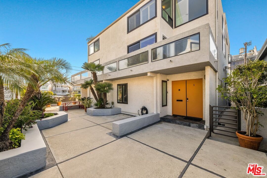 30 Quarterdeck Street, Unit 1 Marina del Rey, CA 90292 - Photo 1 of 37