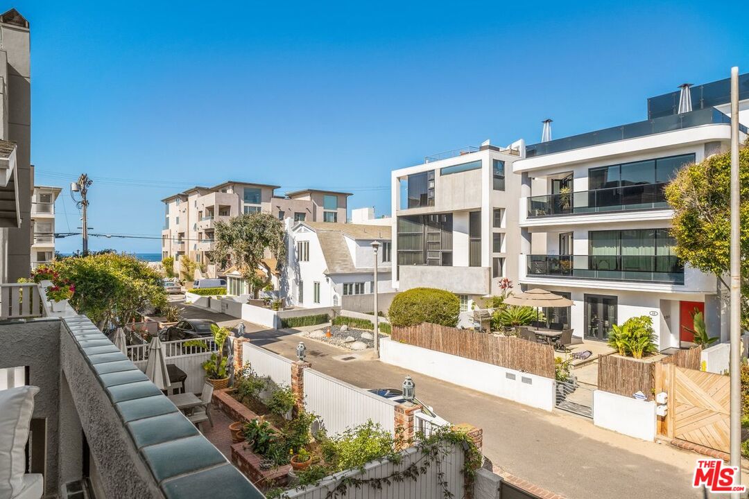 30 Quarterdeck Street, Unit 1 Marina del Rey, CA 90292 - Photo 2 of 37
