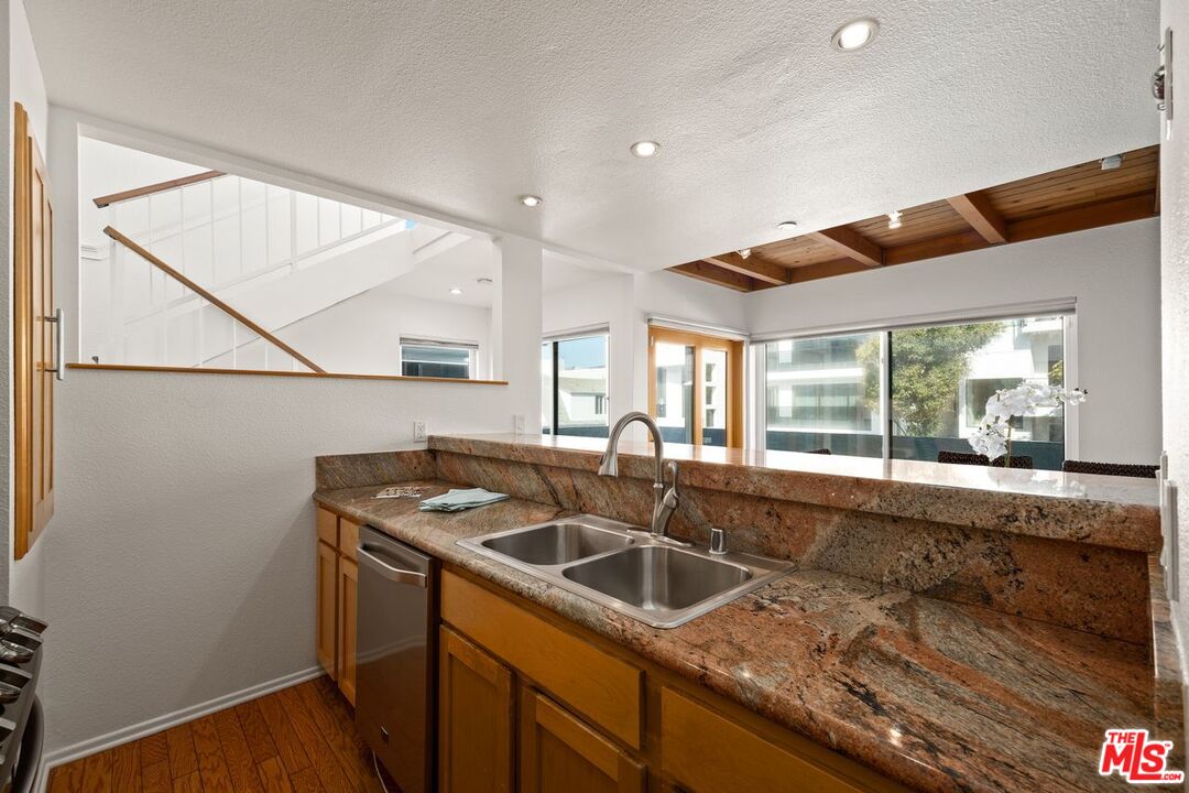 30 Quarterdeck Street, Unit 1 Marina del Rey, CA 90292 - Photo 15 of 37