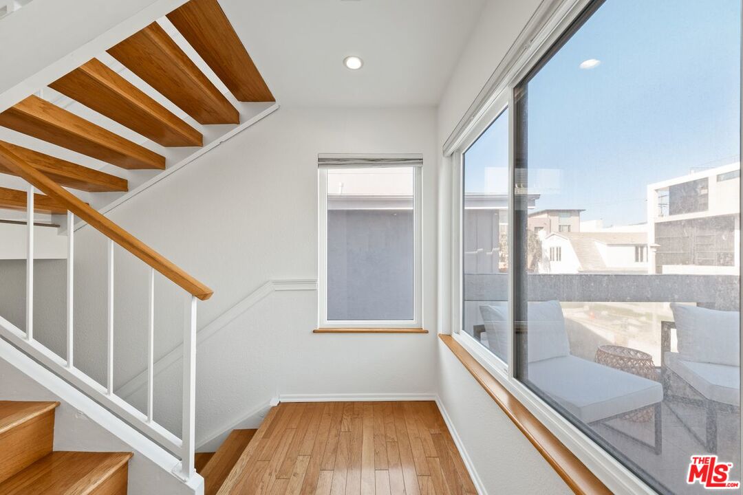 30 Quarterdeck Street, Unit 1 Marina del Rey, CA 90292 - Photo 3 of 37