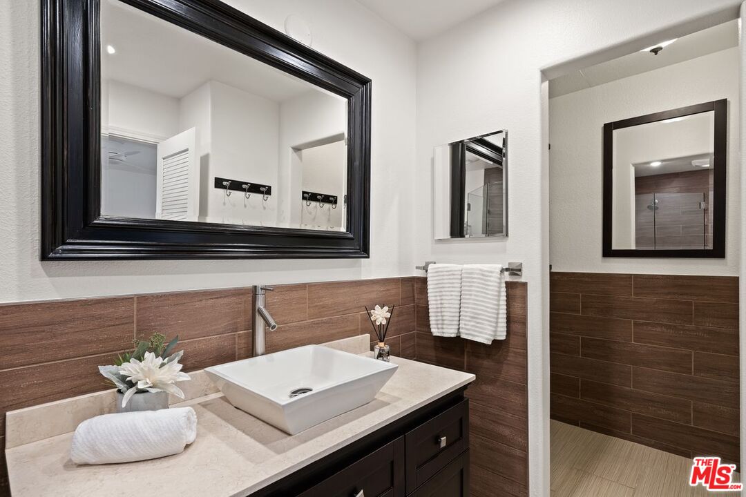 30 Quarterdeck Street, Unit 1 Marina del Rey, CA 90292 - Photo 8 of 37