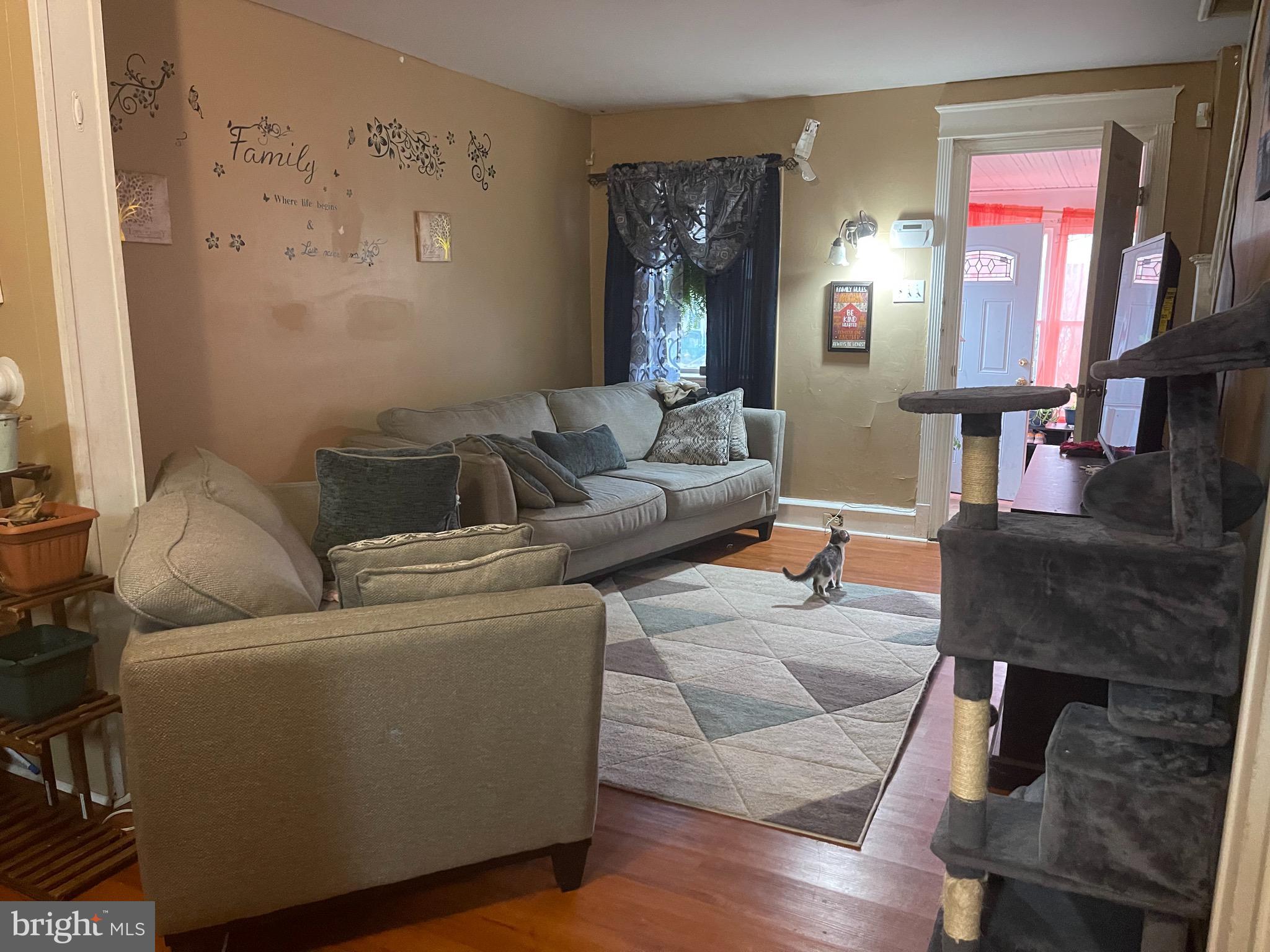 7212 Lamport Road Upper Darby, PA 19082 - Photo 4 of 13 Living Area