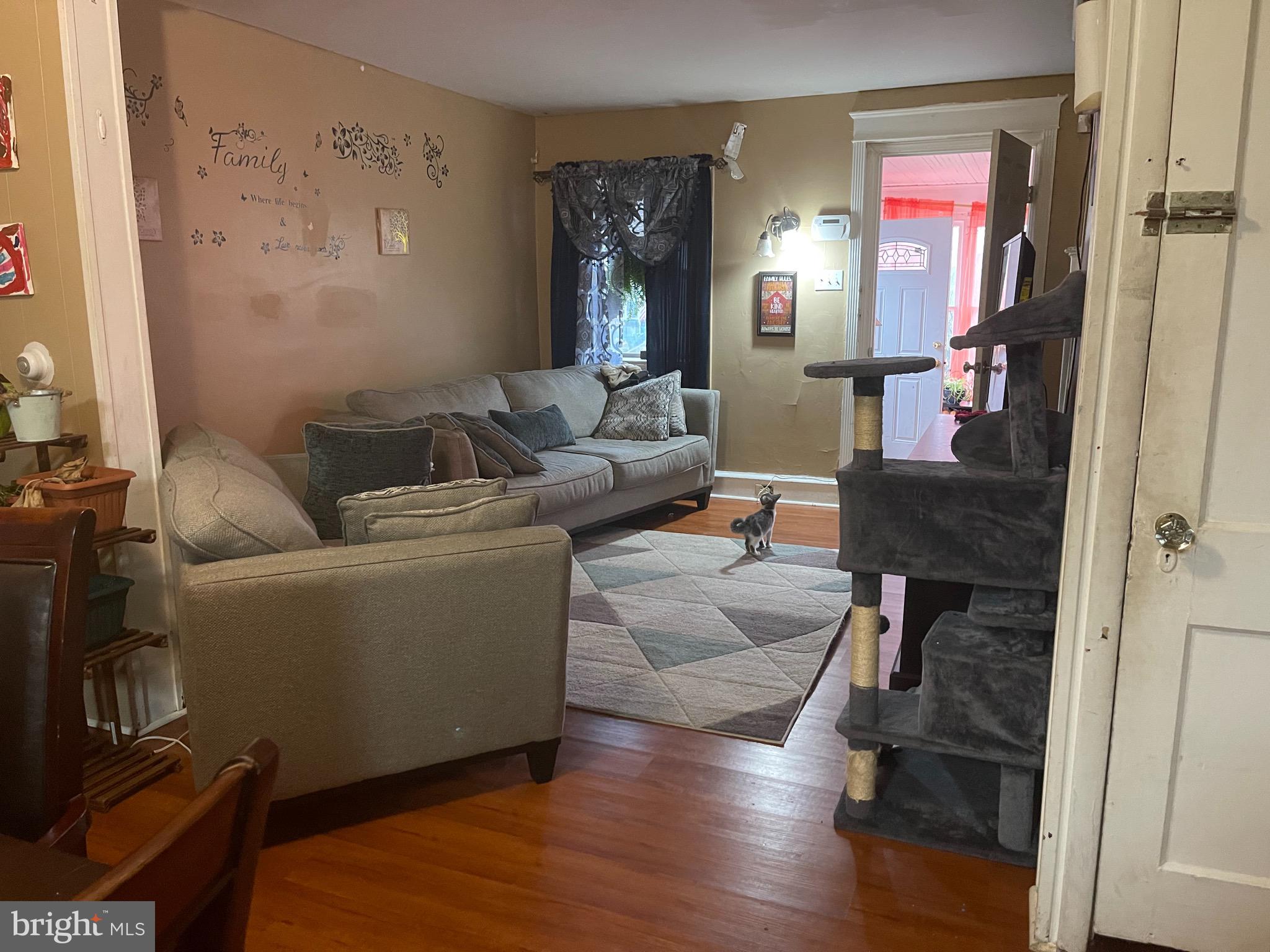 7212 Lamport Road Upper Darby, PA 19082 - Photo 5 of 13 Living Area