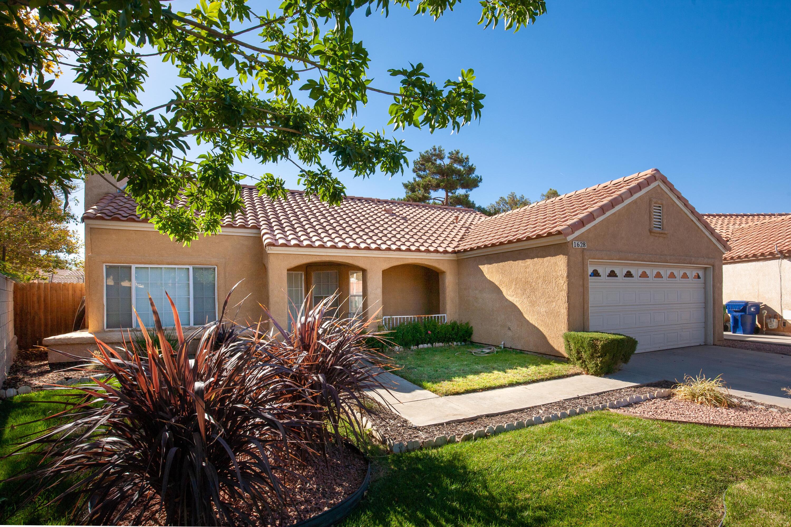 1628 Kings Road Palmdale, CA 93551 - Photo 2 of 22 a front view of a house with a yard