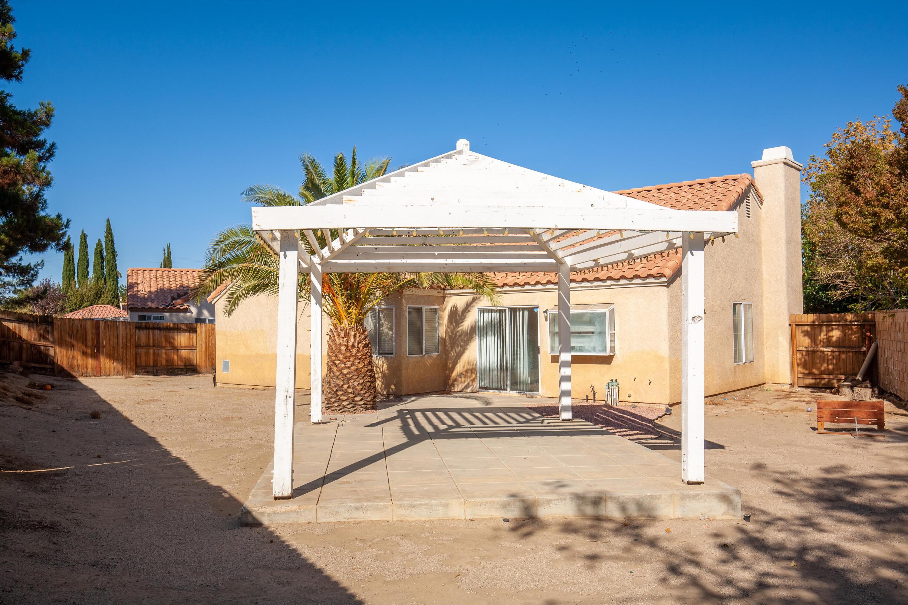 1628 Kings Road Palmdale, CA 93551 - Photo 18 of 22 a view of a house with tub