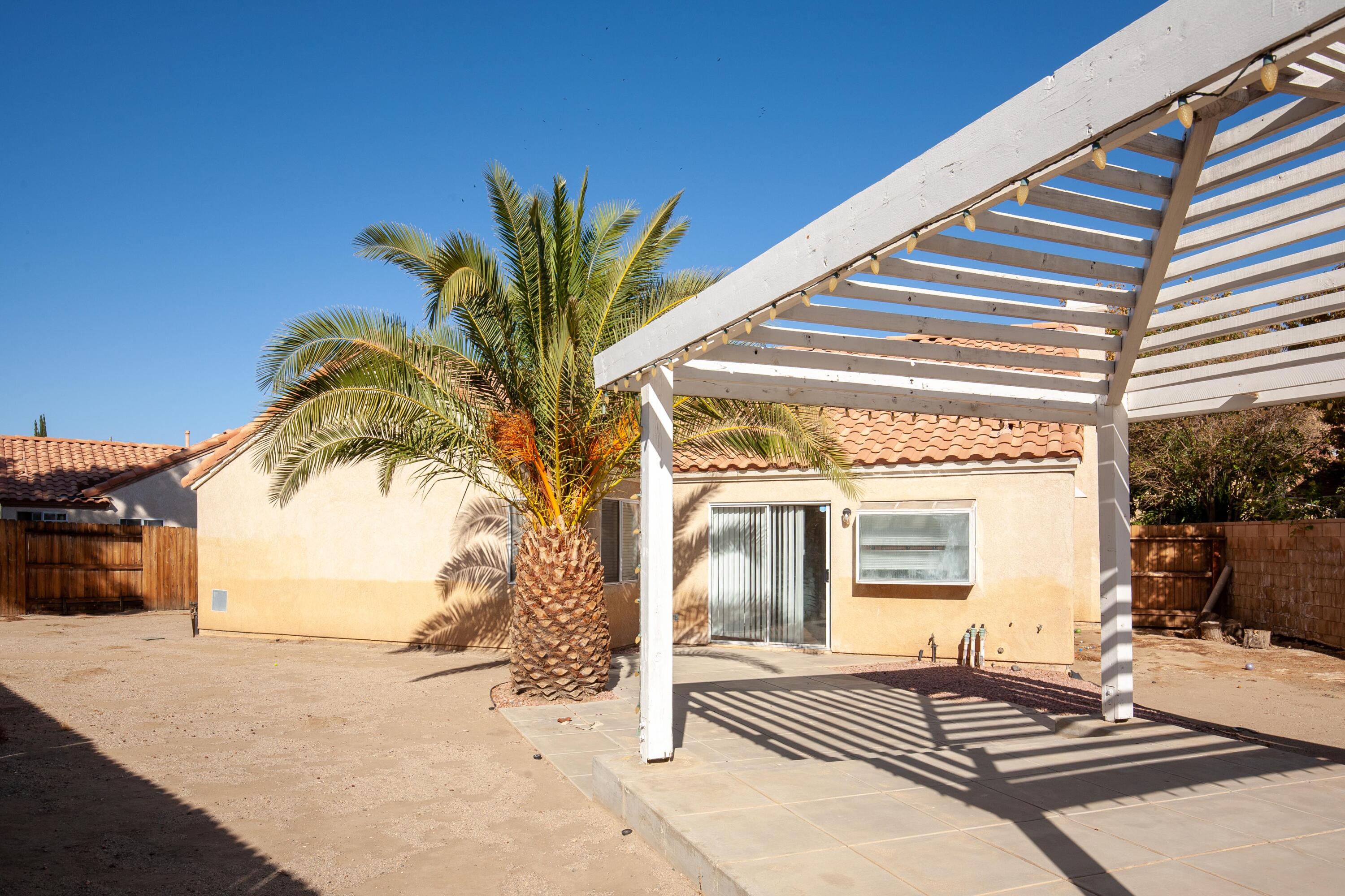 1628 Kings Road Palmdale, CA 93551 - Photo 19 of 22 a view of a backyard of the house