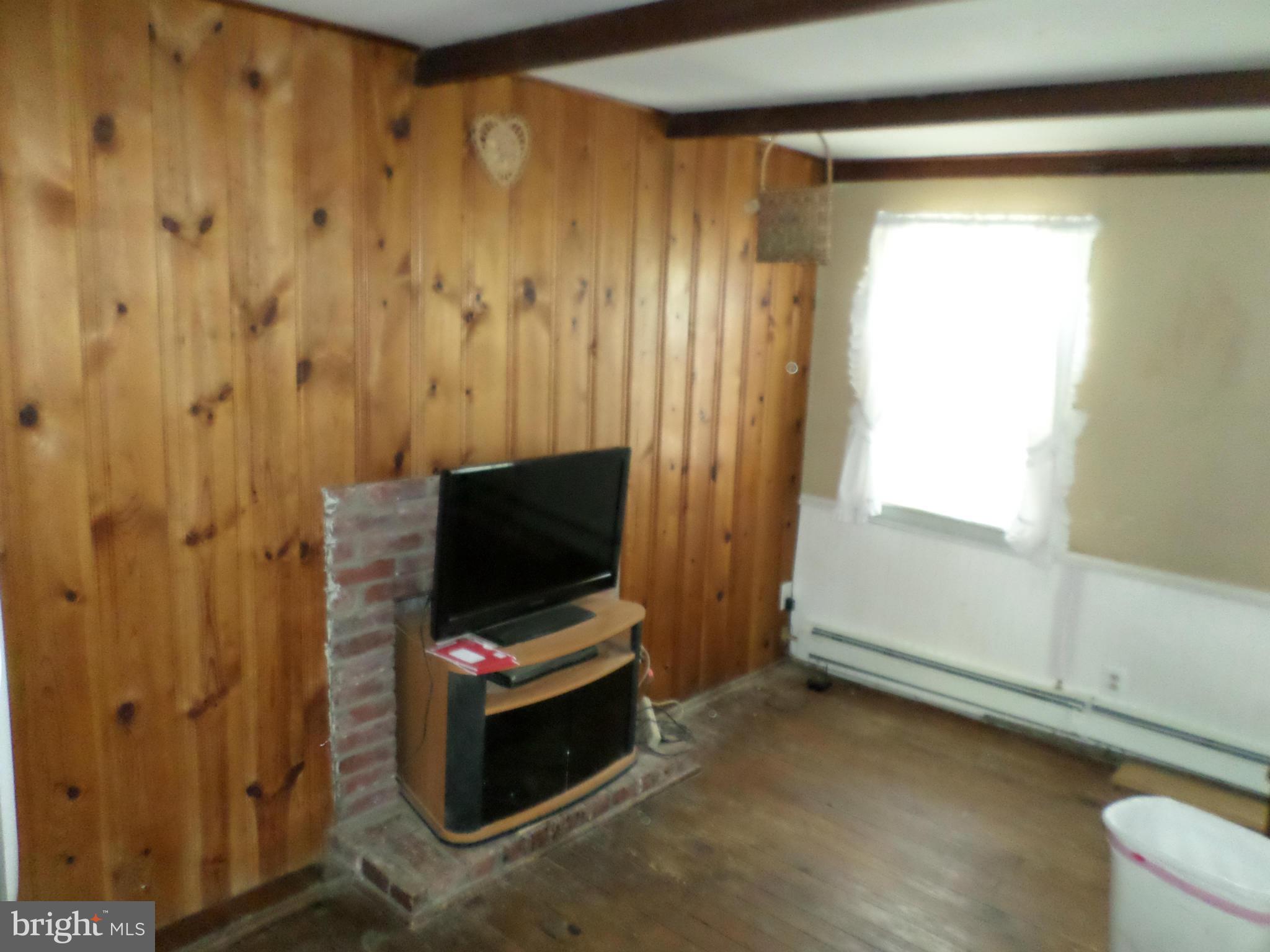 10703 Coppermine Road Woodsboro, MD 21798 - Photo 5 of 19 Living Room