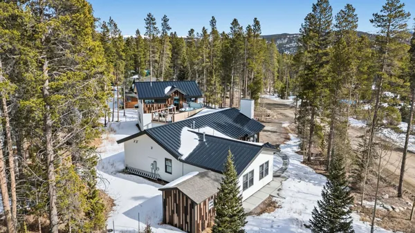 a view of a house with backyard
