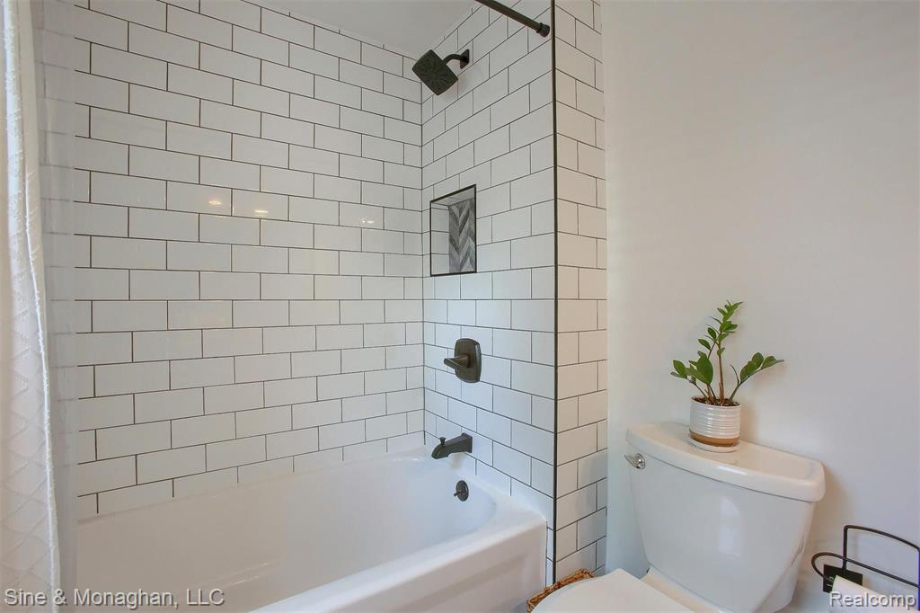 2110 Hampton Road Grosse Pointe Woods, MI 48236 - Photo 21 of 31