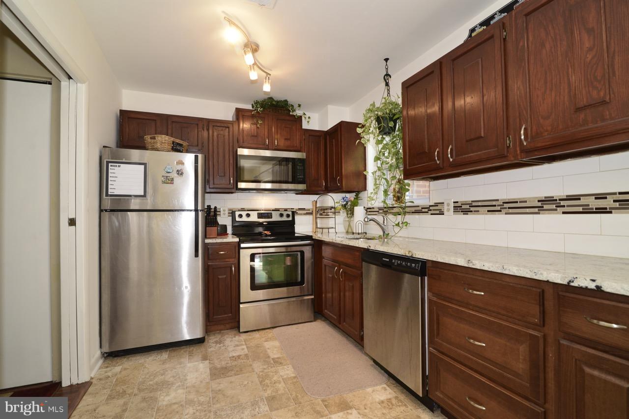 2252 Gunsmith Square Reston, VA 20191 - Photo 6 of 28 Kitchen