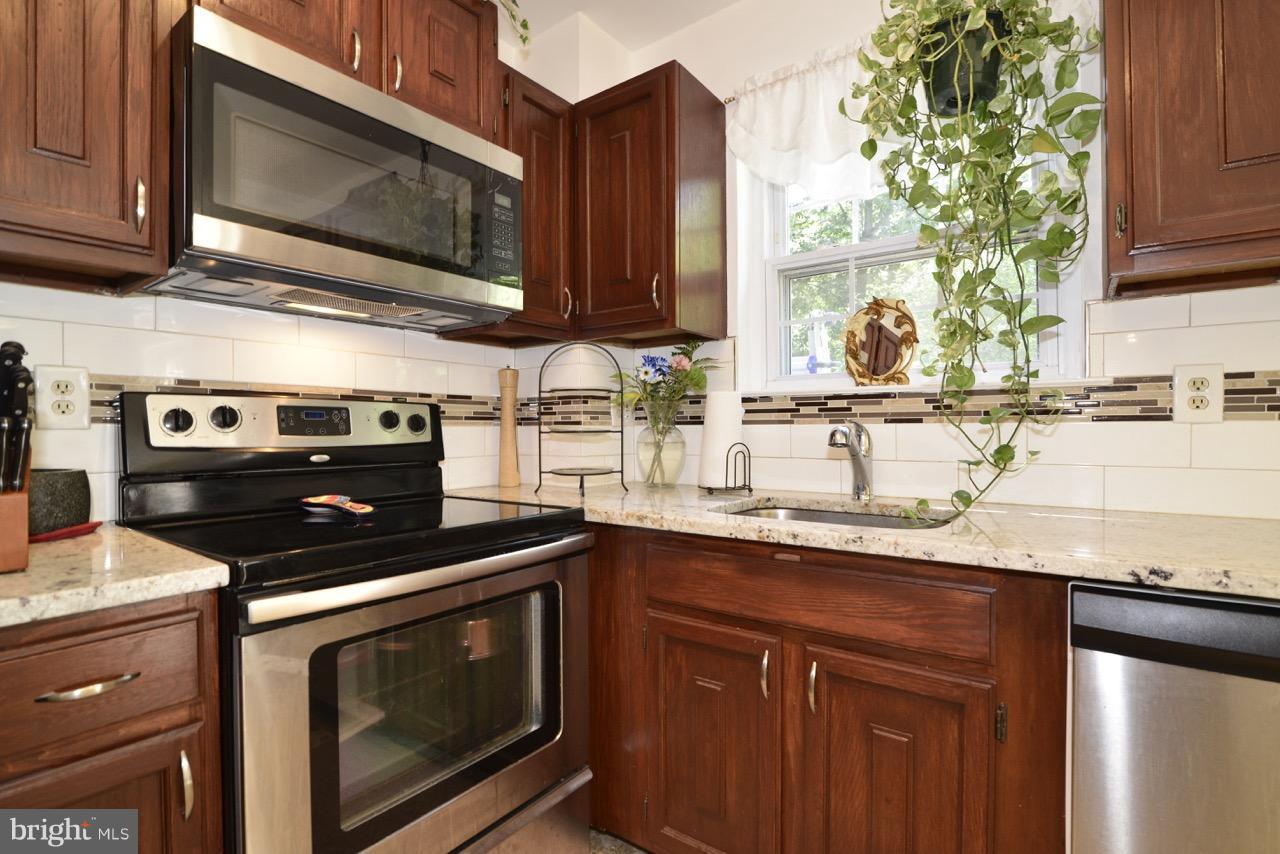 2252 Gunsmith Square Reston, VA 20191 - Photo 7 of 28 Kitchen