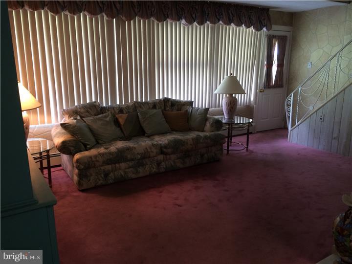 3212 Holyoke Road Philadelphia, PA 19114 - Photo 6 of 22 Living Room