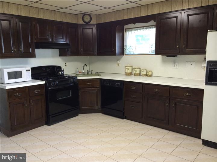 3212 Holyoke Road Philadelphia, PA 19114 - Photo 8 of 22 Kitchen