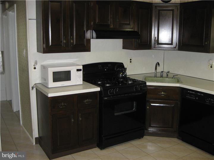 3212 Holyoke Road Philadelphia, PA 19114 - Photo 9 of 22 Kitchen
