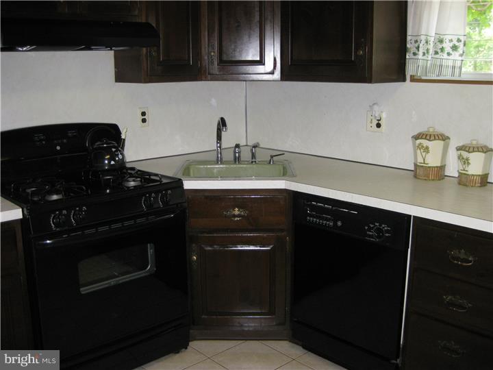 3212 Holyoke Road Philadelphia, PA 19114 - Photo 10 of 22 Kitchen