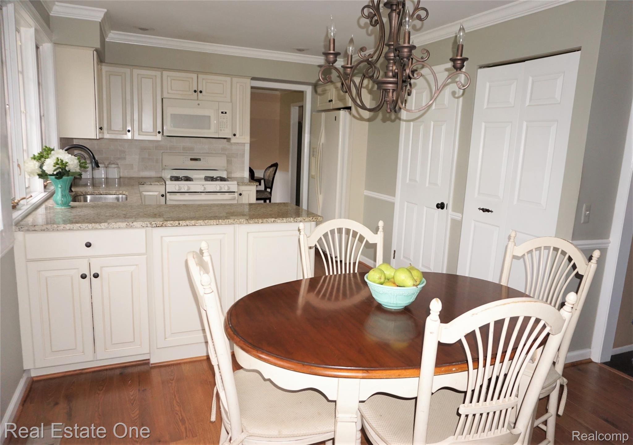 1102 Hackberry Circle Rochester, MI 48309 - Photo 13 of 35 DSC00921 (2).JPG