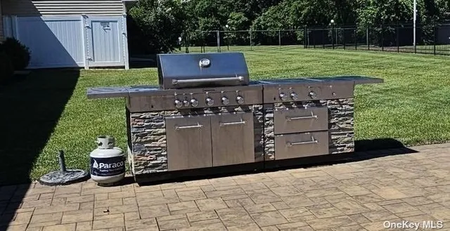 $2,475 | 6 Boulder Court, Coram, NY 11727