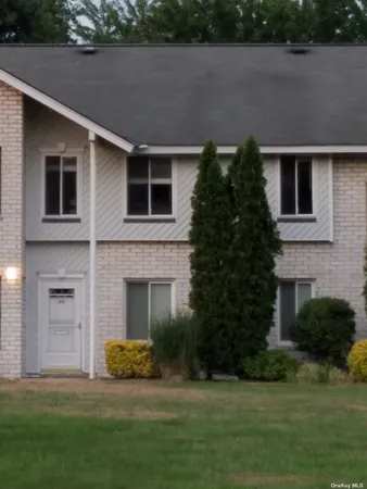 $2,475 | 6 Boulder Court, Coram, NY 11727