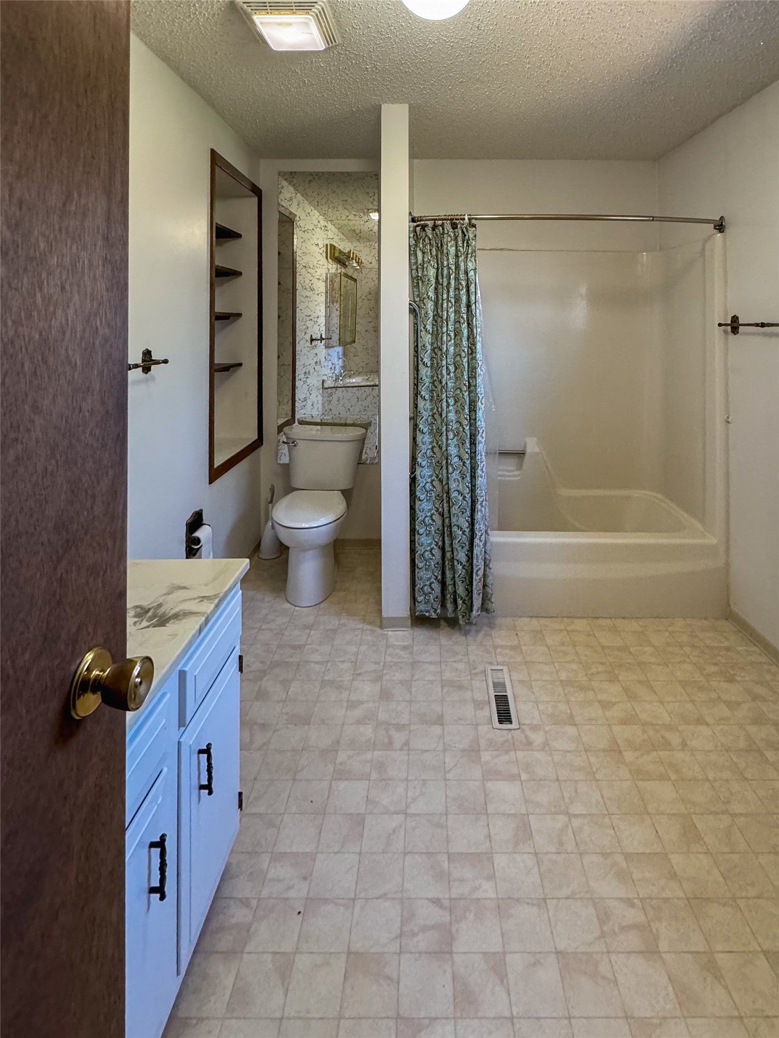 2 Robinson Street Scobey, MT 59263 - Photo 11 of 37 Full bathroom