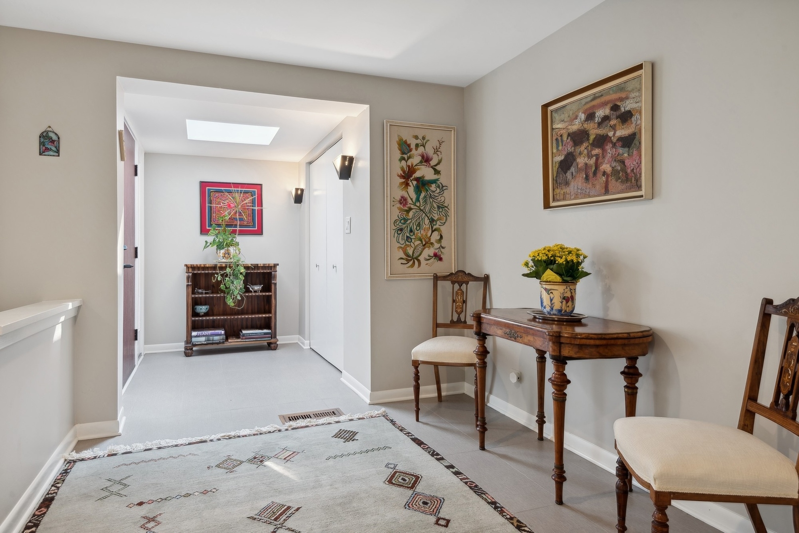 816 Echo Lane Glenview, IL 60025 - Photo 2 of 25 a view of a livingroom with furniture and a potted plant