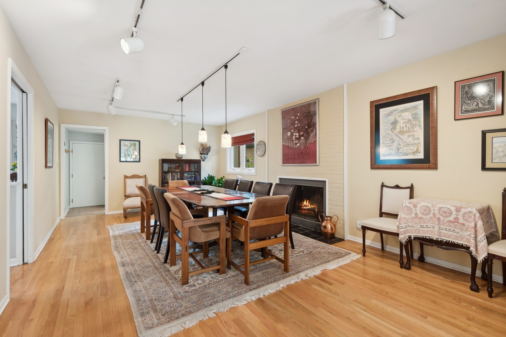 816 Echo Lane Glenview, IL 60025 - Photo 7 of 25 a view of a dining room with furniture