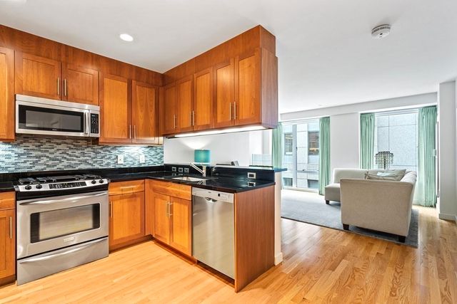 $734,000 | 80 Broad Street, Unit 806, Boston, MA 02110