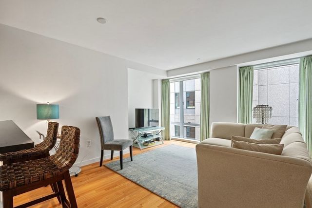 $734,000 | 80 Broad Street, Unit 806, Boston, MA 02110