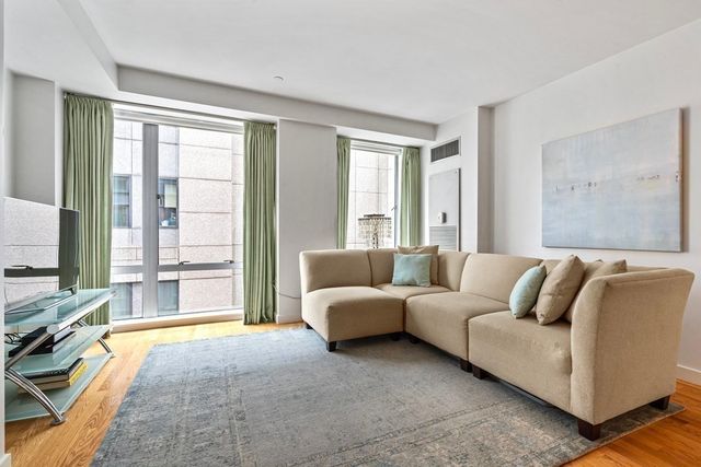 $734,000 | 80 Broad Street, Unit 806, Boston, MA 02110