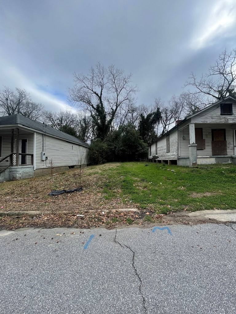 1420 26th Street Columbus, GA 31901 - Photo 2 of 2 a view of a house with backyard and garden