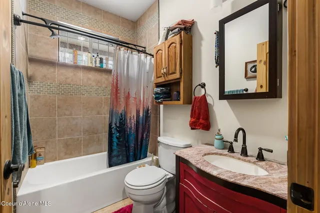 $760,000 | 870 Samuels Road, Sandpoint, ID 83864