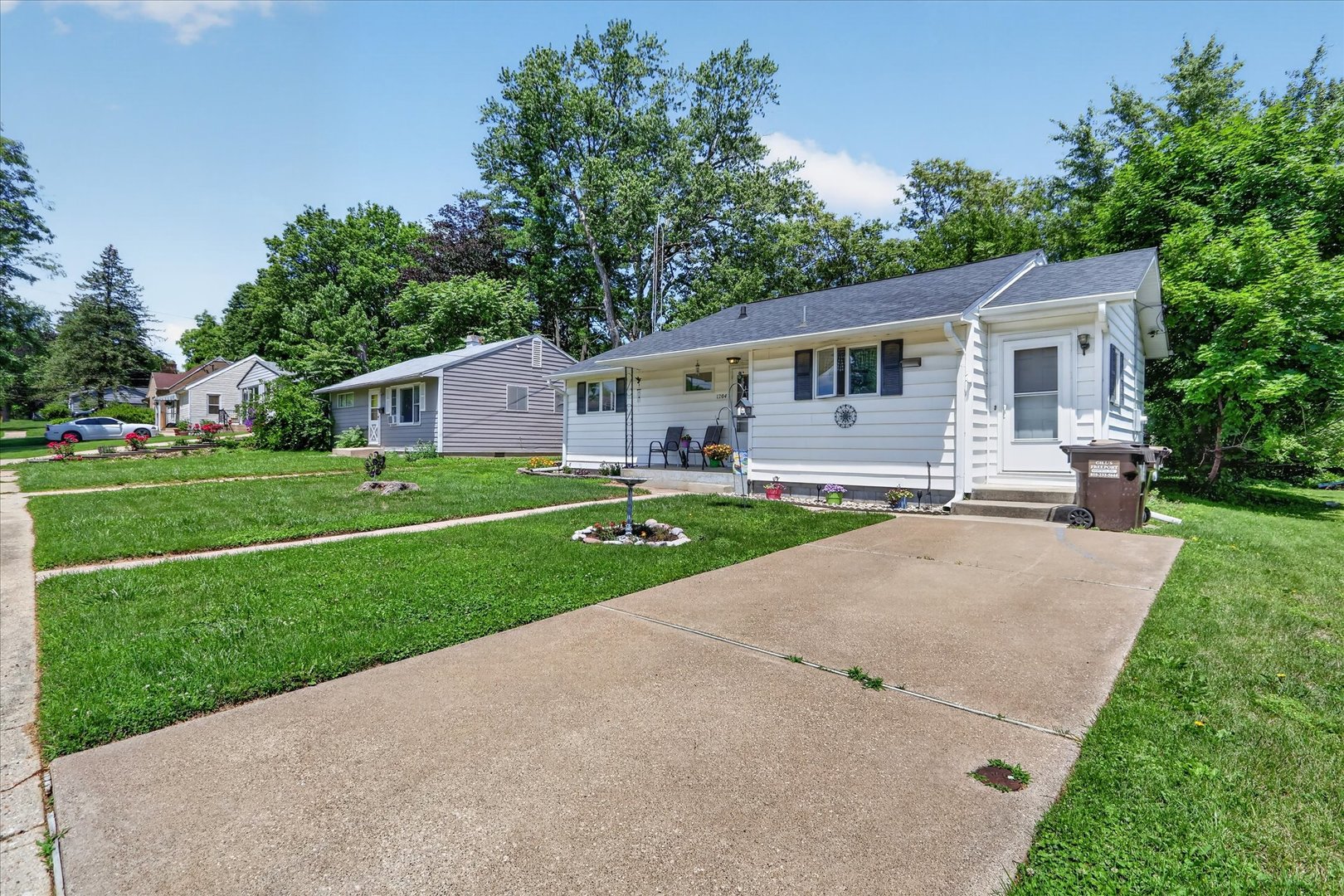 1204 West Violet Street Freeport, IL 61032 - Photo 4 of 36 a house view with a garden space
