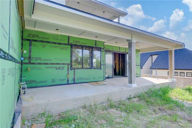 a black and white photo of a living room