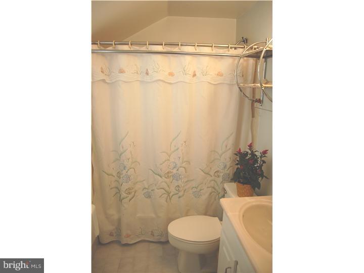 122 Garth Road Oreland, PA 19075 - Photo 11 of 22 Bathroom