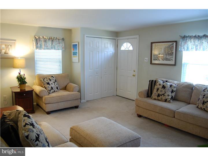 122 Garth Road Oreland, PA 19075 - Photo 4 of 22 Living Room