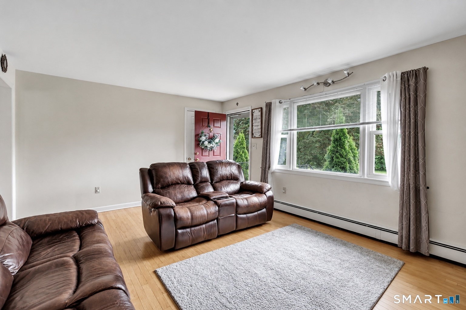 240 Blackhouse Road Trumbull, CT 06611 - Photo 7 of 40